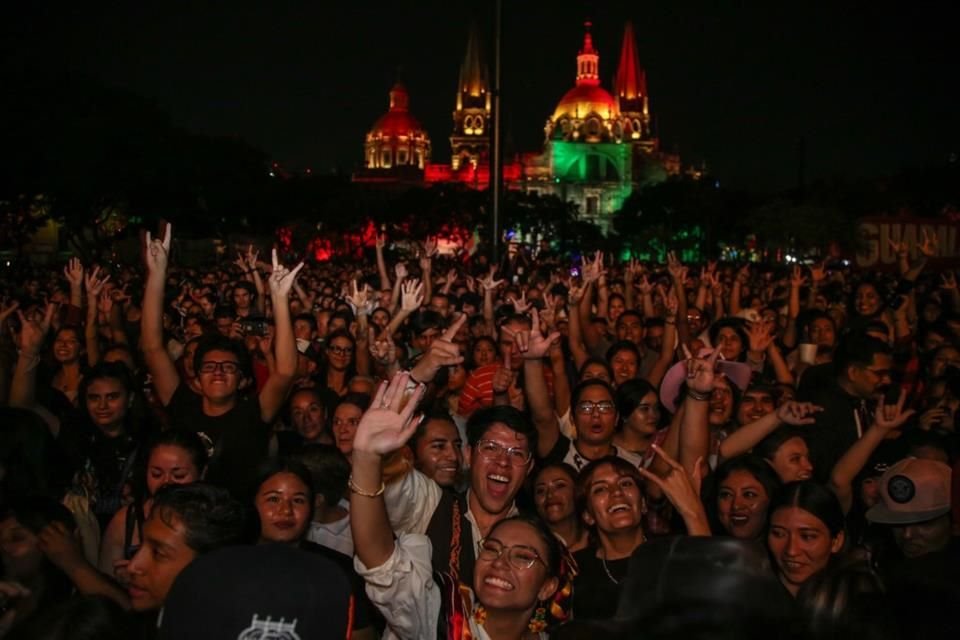 Café Tacva apareció a las 21:23 horas, ante miles de tapatíos.