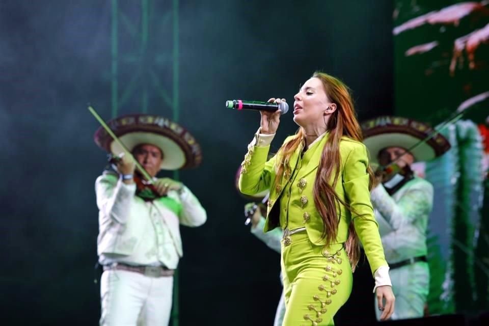 Majo Aguilar sacó su orgullo mexicano y junto al Mariachi Ángeles de México celebró desde la que considera su casa la noche mexicana.