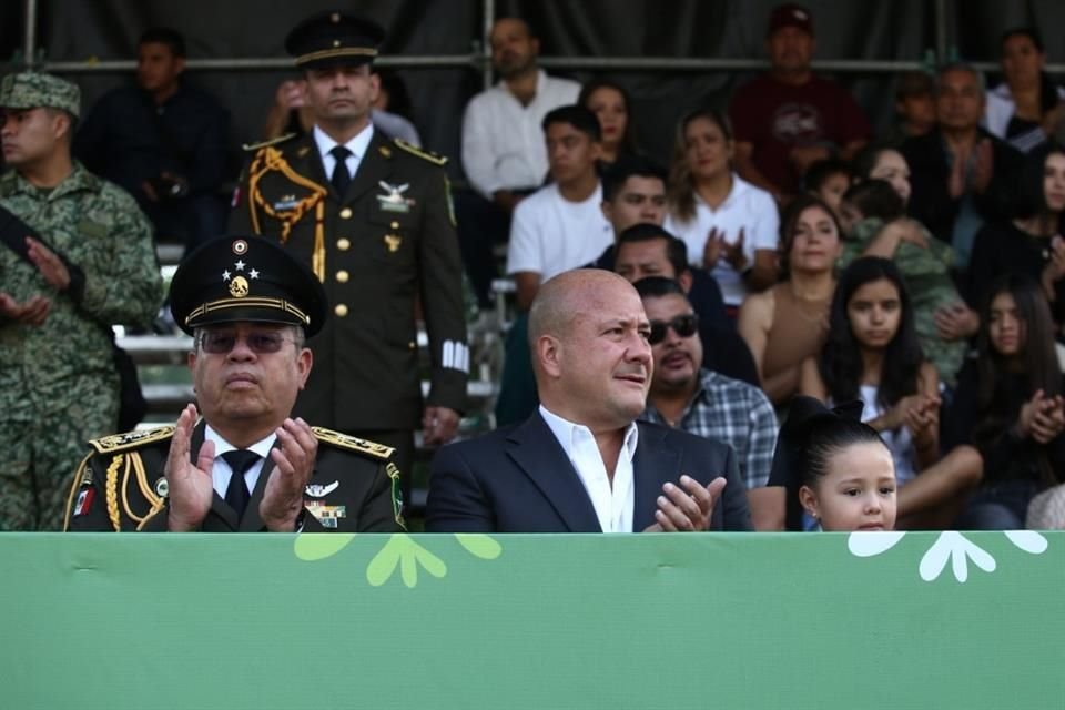 El Goernador Enrique Alfaro  acudió junto a su familia a presenciar el desfile.