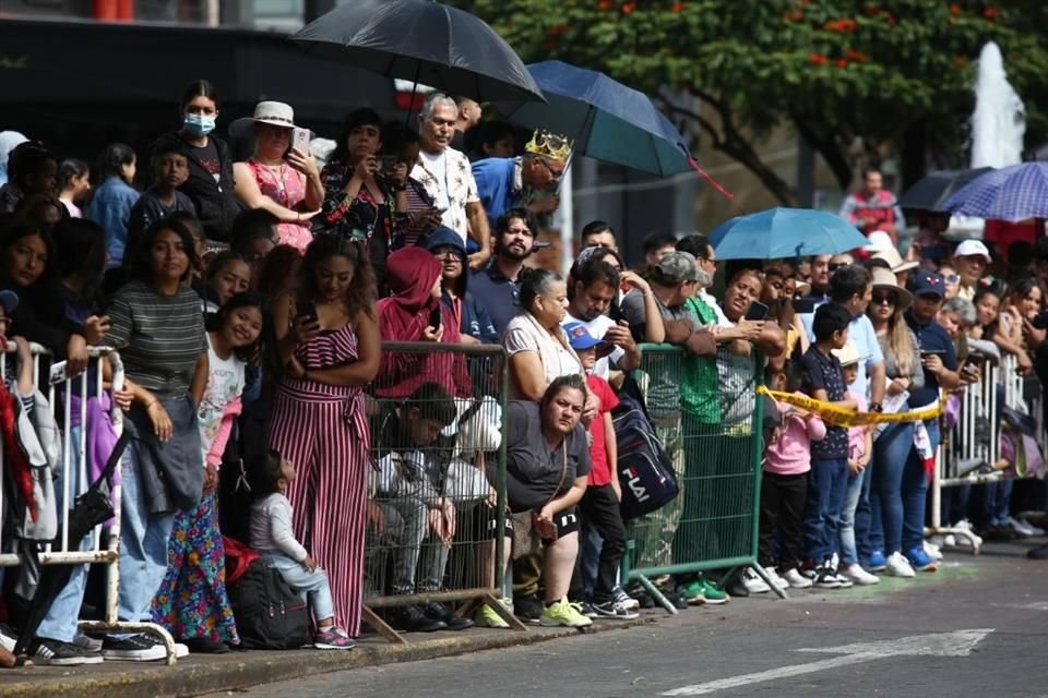 El desfile tuvo espectadores durante todo el recorrido.
