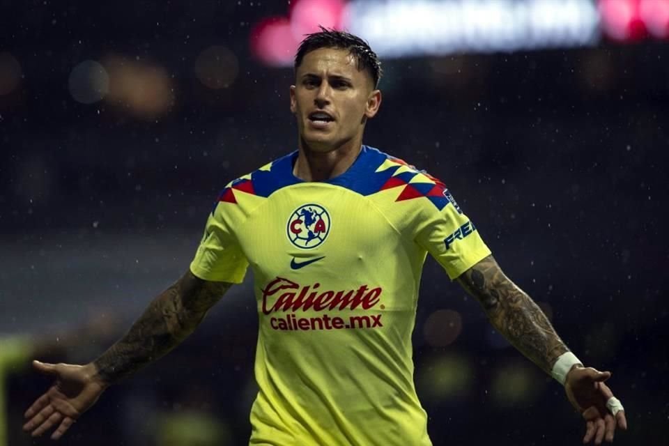 Bajo una lluvia que no cedió desde antes del juego, el América superó con creces al Guadalajara en el Clásico Nacional.