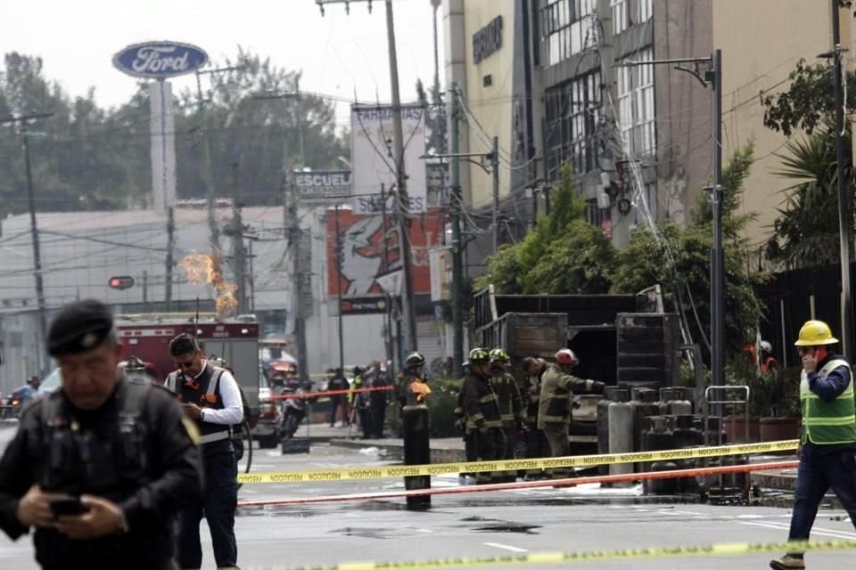 El incendio de un camión que transportaba cilindros de gas en Coyoacán provocó la movilización de autoridades; no se reportan lesionados.