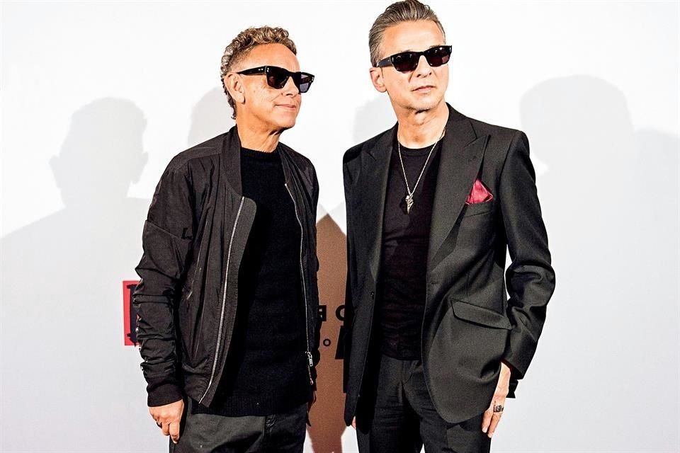Organizan fans mexicanos varias dinámicas para sorprender al grupo Depeche Mode en ciertas canciones durante sus shows en la CDMX.