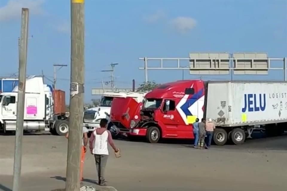 Recientemente transportistas bloquearon los accesos al recinto portuario de Veracruz en demanda de trato dignos de autoridades aduanales.