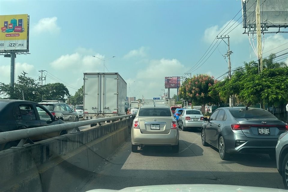 Un choque en el túnel a la altura de Santa Anita (por superficie está la Avenida Ramón Corona), mantiene cerrados los dos carriles que van de norte a sur en Av. López Mateos.