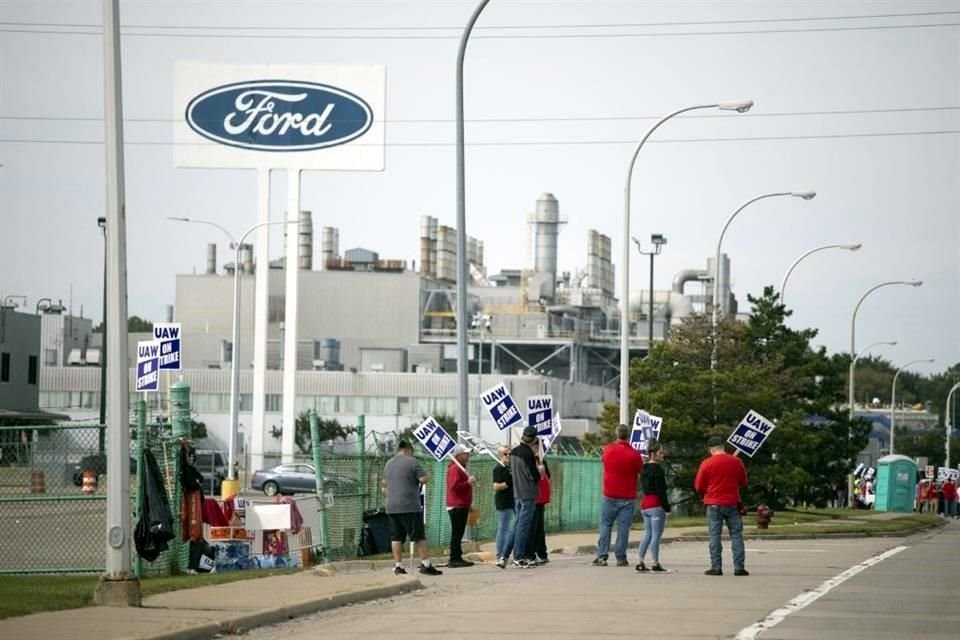 Los miembros de United Auto Workers hacen huelga en la planta de ensamblaje de Ford en Wayne, Michigan.