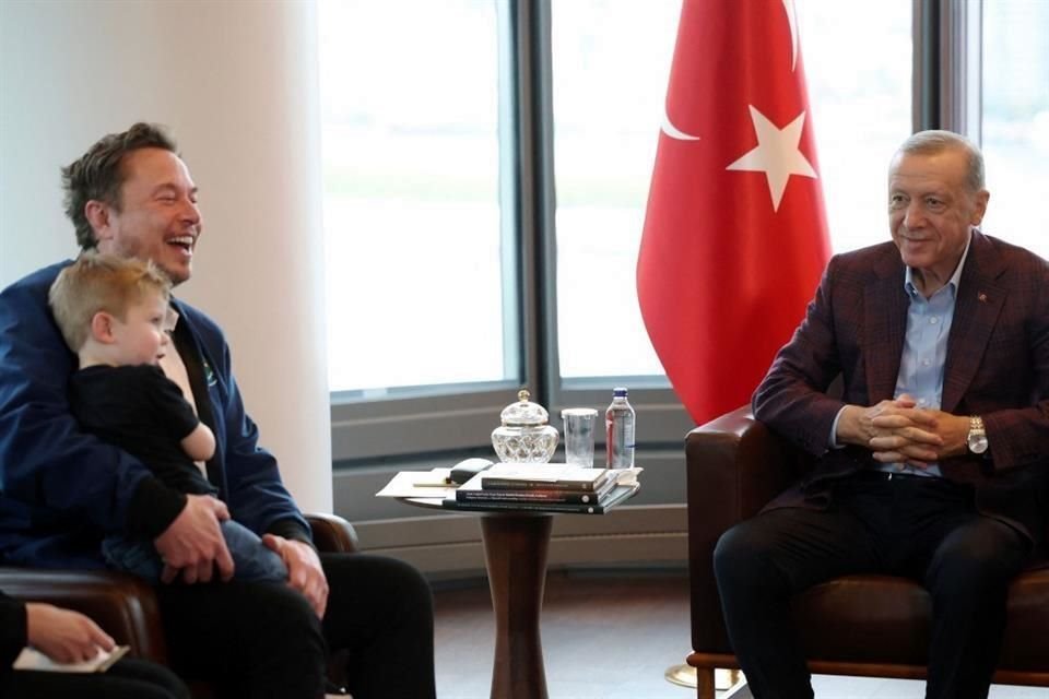 El Presidente turco, Recep Tayyip Erdogan (Der.), intentó convencer a Elon Musk, jefe del fabricante de vehículos eléctricos Tesla, para que estableciera una fábrica en Turquía.