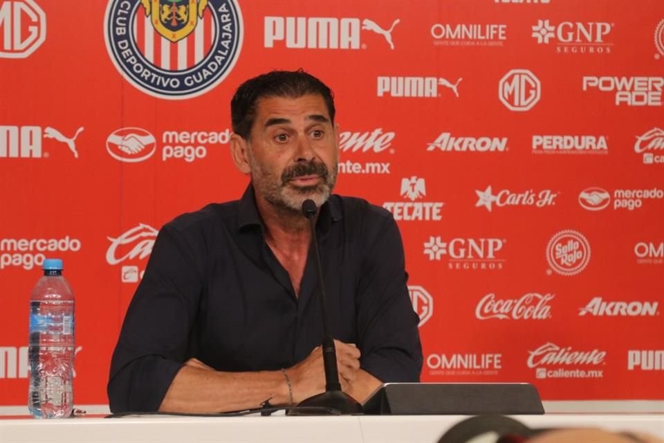 Fernando Hierro mantiene firme a Veljko Paunovic como técnico tras la goleada ante el América, y respalda a 'Pocho' Guzmán y Alexis Vega.