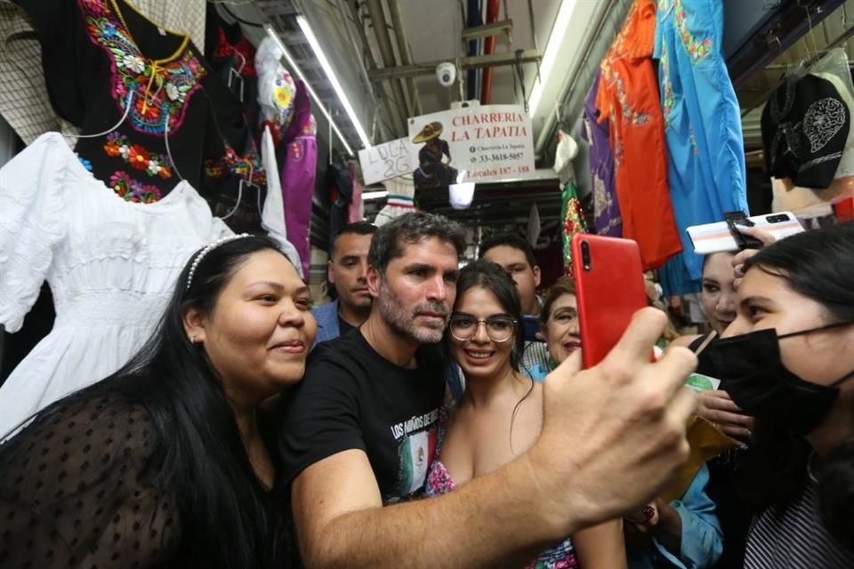 José Eduardo Verástegui Córdoba acudió a San Juan de Dios para recabar firmas para su candidatura independiente.