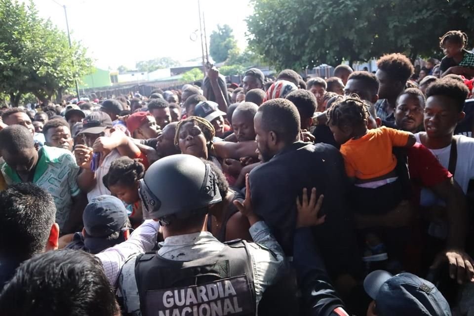 Al menos 8 migrantes, africanos principalmente, resultaron lesionados luego del caos que generó el trámite de refugio en Tapachula, Chiapas.