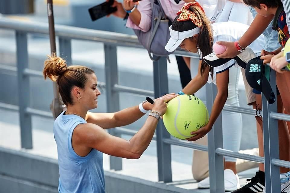 Sakkari complació a varios de sus seguidores, quienes se llevaron su autógrafo.