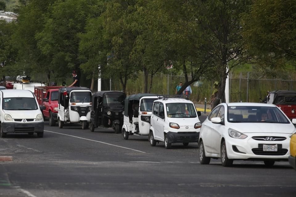 Los mototaxis provocan congestionamiento vial sobre esta vía.