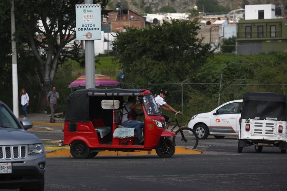 Mototaxis esperan a que se junten pasajeros en Av. Guadalupe.