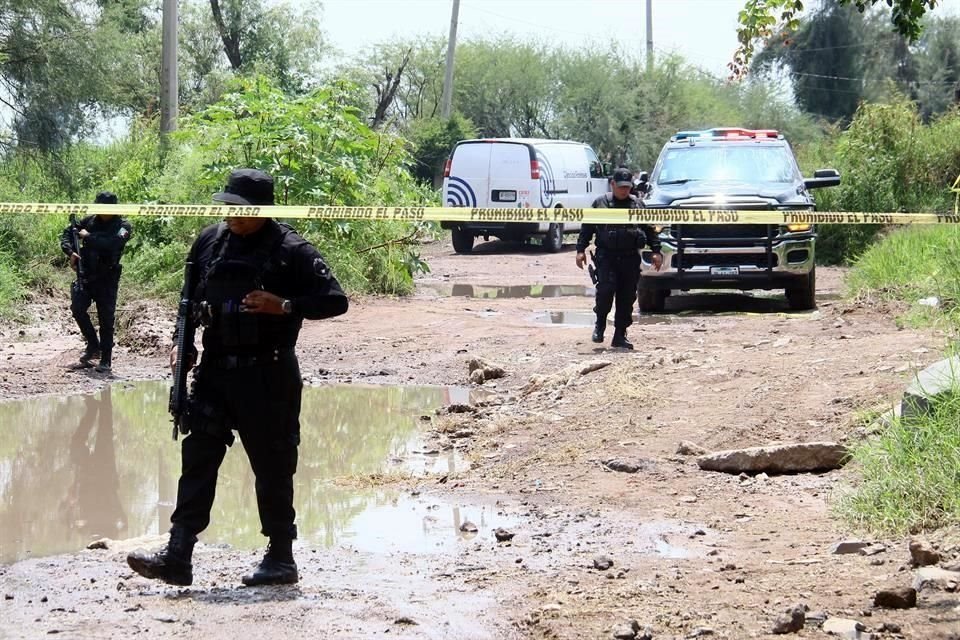 Una pierna flotando en el canal donde la semana pasada las autoridades hallaron el torso de un hombre, fue localizado hoy en El Salto.
