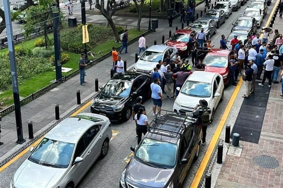 Una comitiva de inconformes acudió al Congreso a enviar un pliego petitorio.