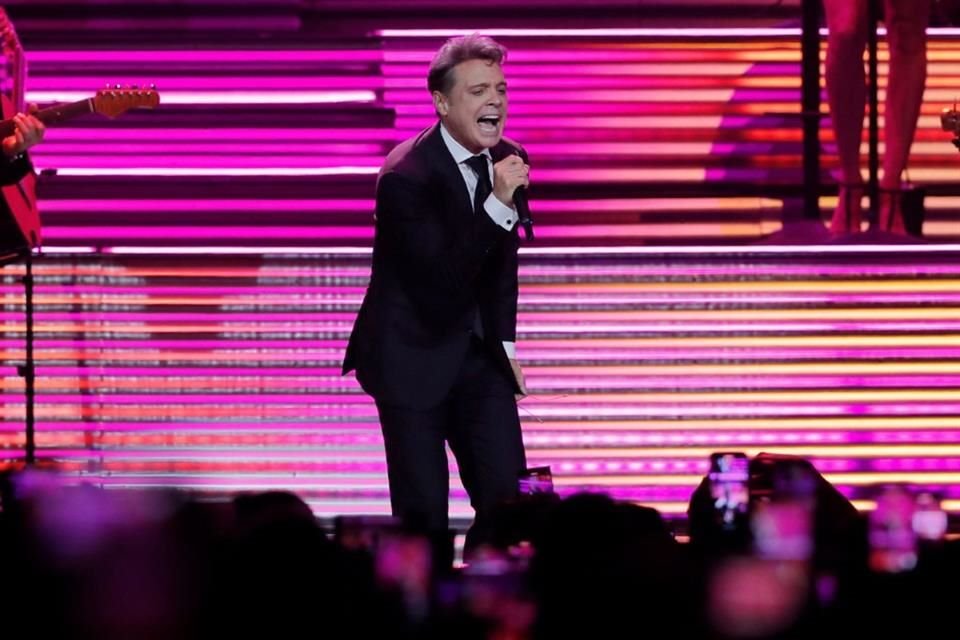 Luis Miguel sorprendió a sus fans al regalarles las toallas que utiliza para limpiarse el sudor.