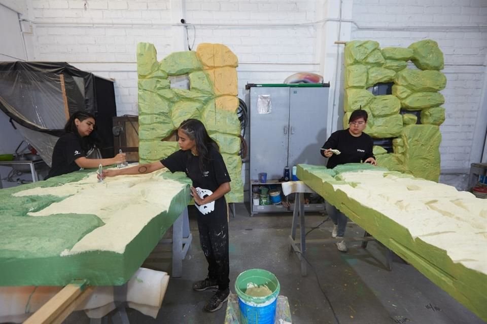Escultores, herreros, pintores, artesanos y todo un equipo de personas multidisciplinario hacen realidad las escenografías de estos festivales.