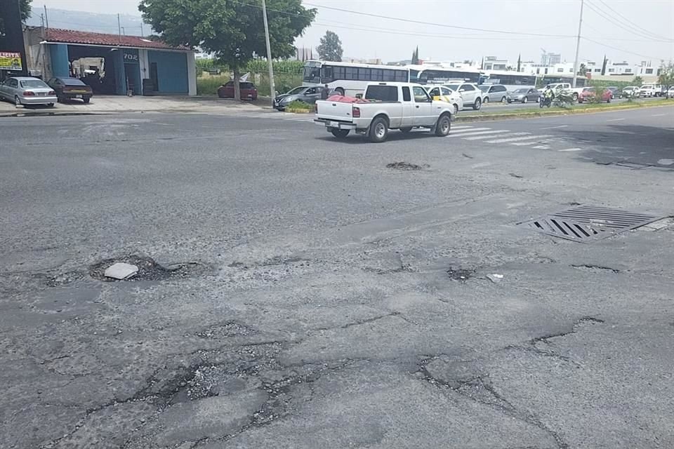 Baches de hasta 20 centímetros de profundidad y de más de 40 centímetros de ancho se encontraron en Camino Real a Colima.