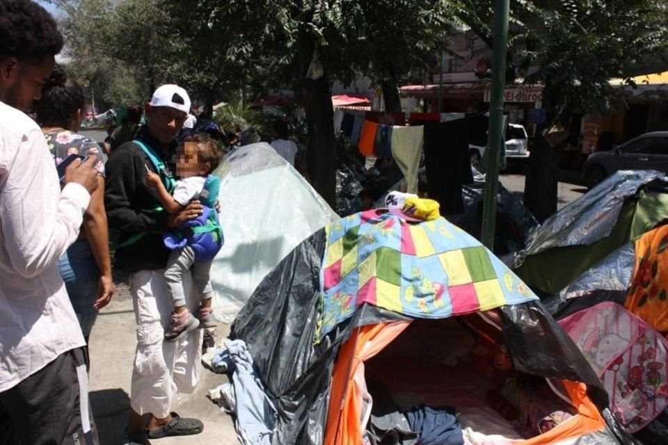 En la calle Hospital Benito Juárez, junto a la Central Camionera del Norte, decenas de migrantes hicieron un campamento en espera de viajar a Monterrey en bus.