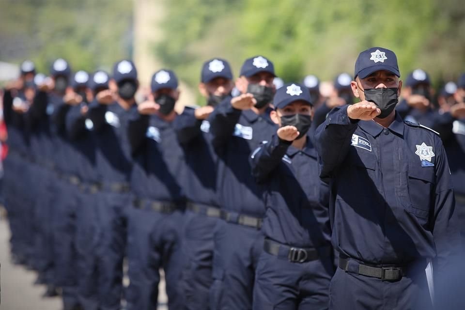 En Jalisco, el salario emocional es un rubro de 'deuda' hacia los policías, quienes incluso  duermen en las patrullas y comen donde pueden.