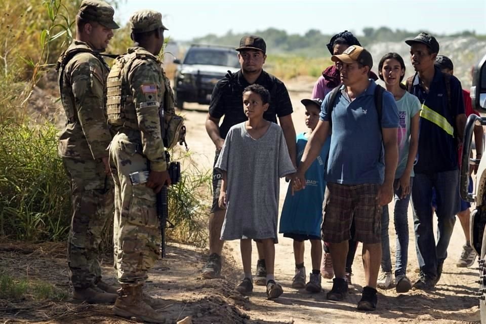 Autoridades estadounidenses esperan a migrantes del lado de Texas,