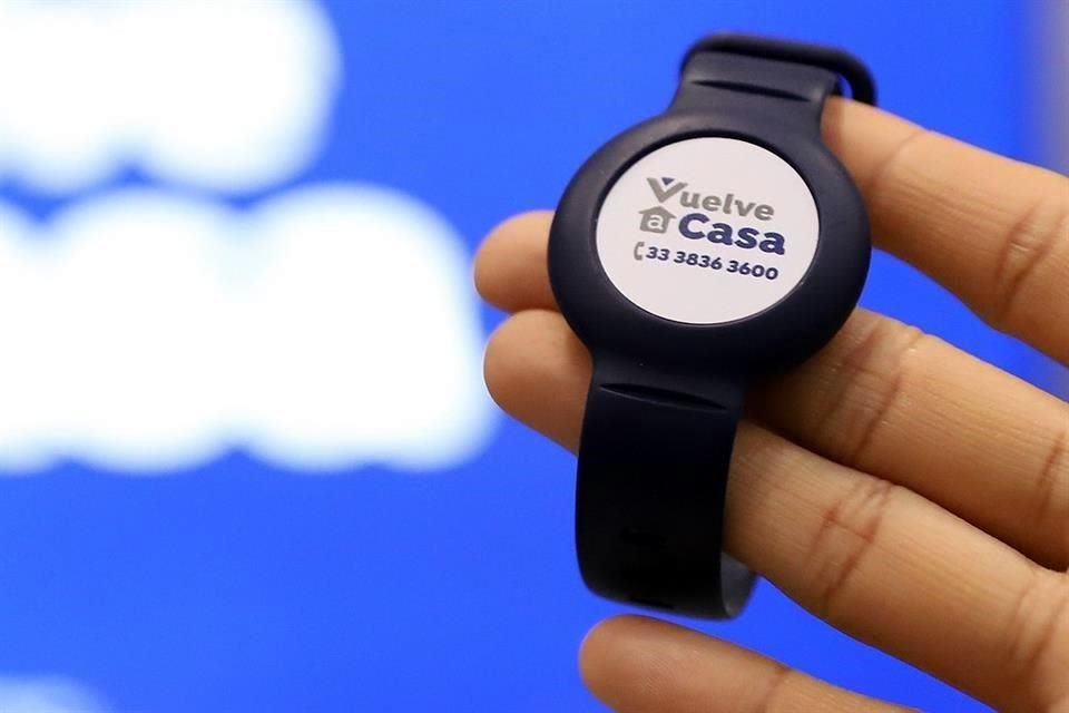 El Gobierno de Zapopan lanzó el programa 'Vuelve a Casa', para otorgar brazaletes con tecnologías de localización a personas vulnerables de extravío.