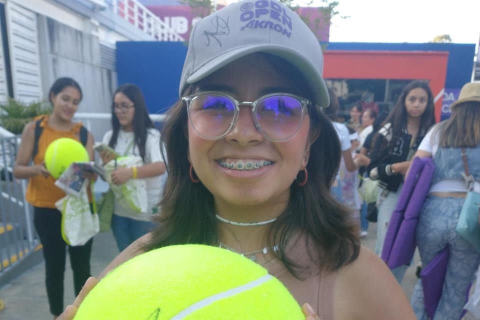 Natalia también tiene su gorra llena de firmas de la edición 2022.