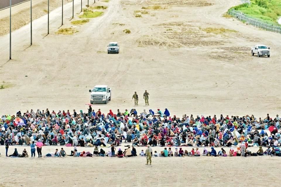 Migrantes detenidos al cruzar a El Paso eran agrupados ayer en espera de ser procesados.