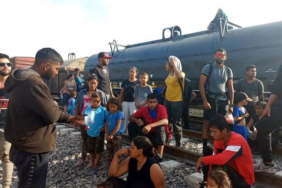 Unos 3 mil migrantes quedaron varados desde el martes en los límites de El Carmen y Escobedo luego de que los trenes de carga frenaron sus viajes hacia la frontera.