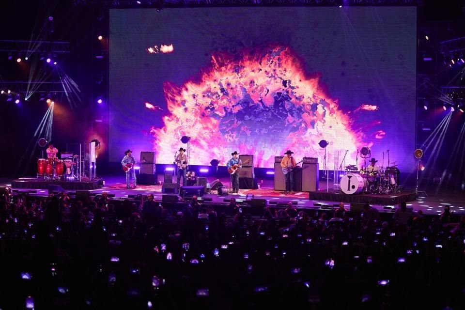 Con un Auditorio Telmex abarrotado, Intocable compartió con sus fans de Jalisco el festejo por sus 30 años de trayectoria.