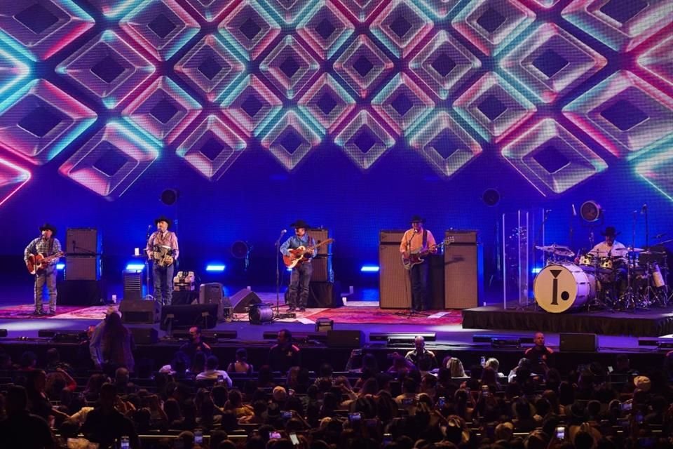 Con un Auditorio Telmex abarrotado, Intocable compartió con sus fans de Jalisco el festejo por sus 30 años de trayectoria.