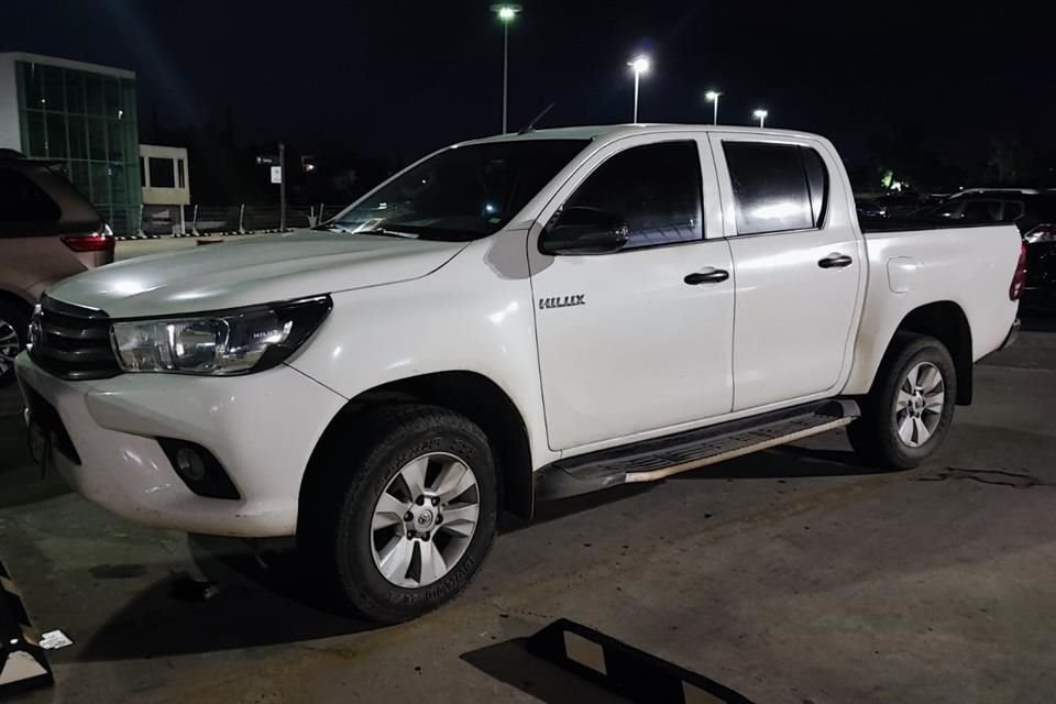 Dos hombres fueron sorprendidos en el momento exacto en que robaban partes de una camioneta en el estacionamiento de un centro comercial, ubicado en Rafael Sanzio.