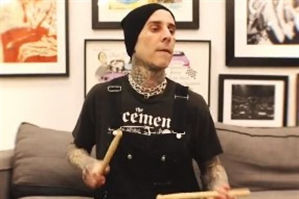 Travis Barker, baterista de Blink-182, volverá a parar parte de la gira con su banda, debido a que contrajo Covid.