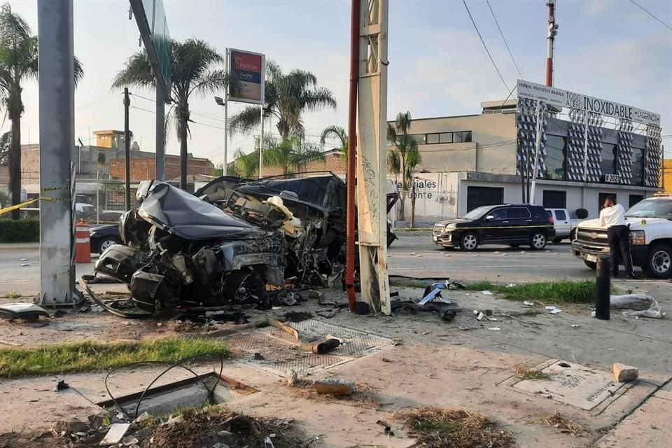 El choque de un vehículo particular con un poste en la Avenida López Mateos Sur, mantienen colapsada la vía.