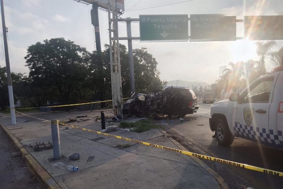 Una persona fallecida, tres lesionados de gravedad y filas kilométricas de tráfico, fue el saldo de un accidente en López Mateos Sur.