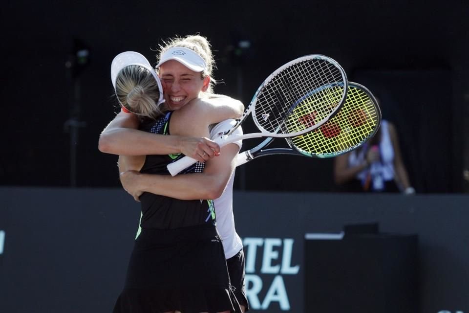 Storm Hunter y Elise Mertens celebran tener el bicampeonato de dobles del GDL Open AKRON 2023.