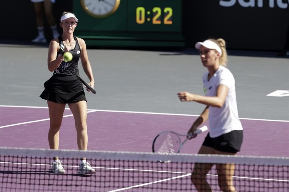 Storm Hunter y Elise Mertens durante la final de dobles contra Gabriela Dabrowski y Erin Routliffe.