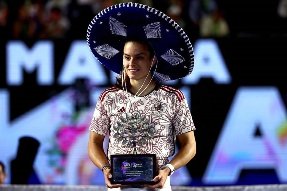 Maria Sakkari celebró con la playera de la Selección Nacional.