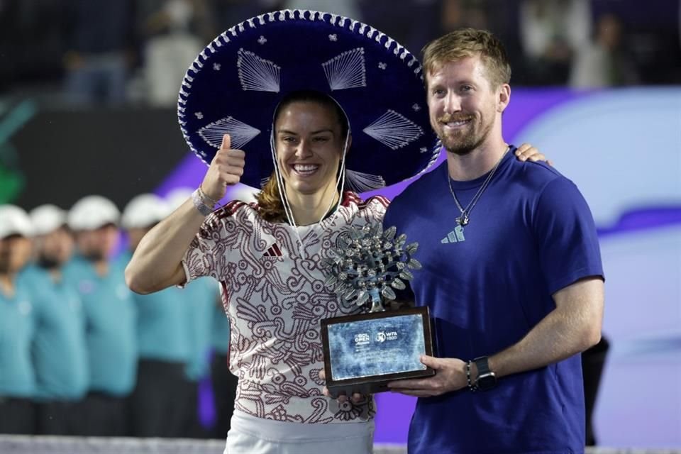 Maria Sakkari y entrenador.