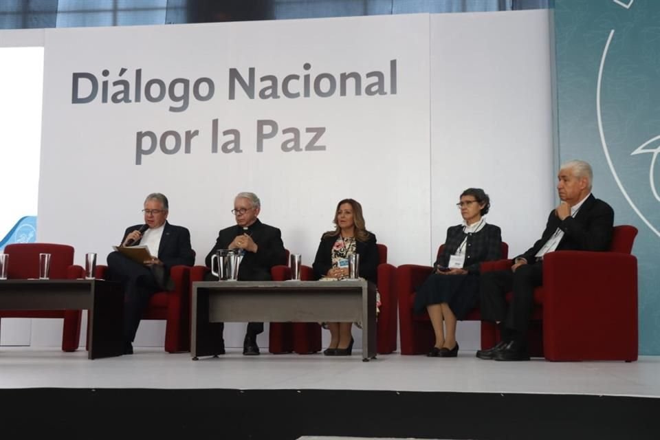 Tapatíos acudieron a la Universidad Ibero de Puebla al Diálogo Nacional por la Paz, de donde salieron propuestas que entregarán a políticos.