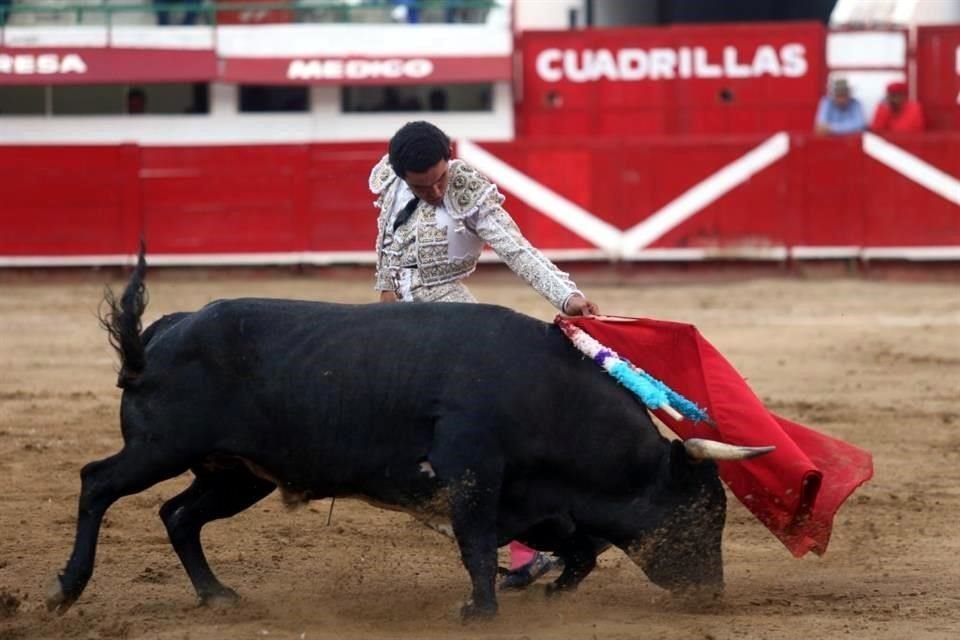 Juan Querencia durante su participación en la novillada en la Plaza de Toros Nuevo Progreso.