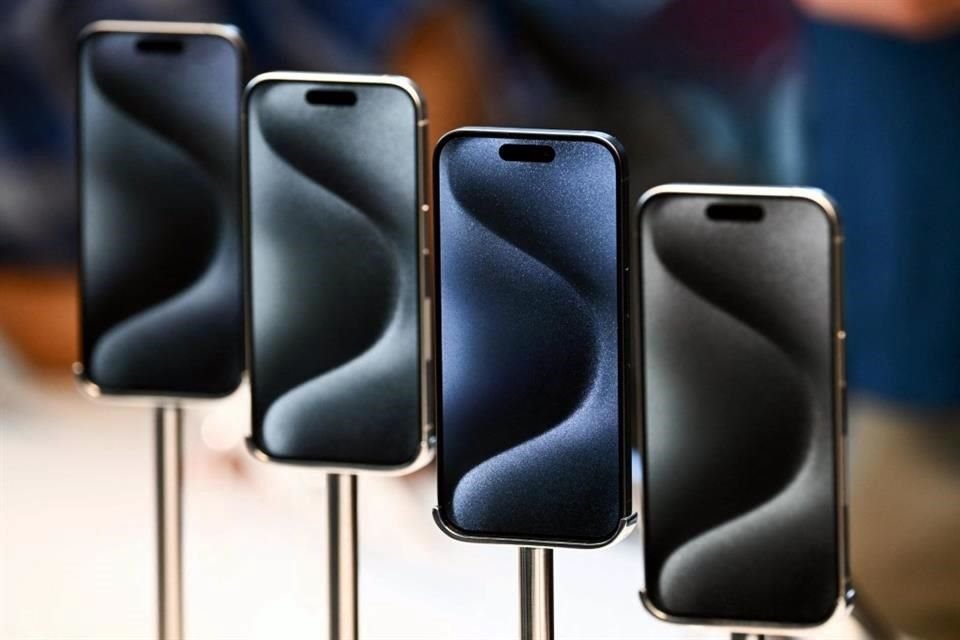 Apple comercializó 235 millones de iPhones en 2023, frente a 226.6 millones smartphones de Samsung.