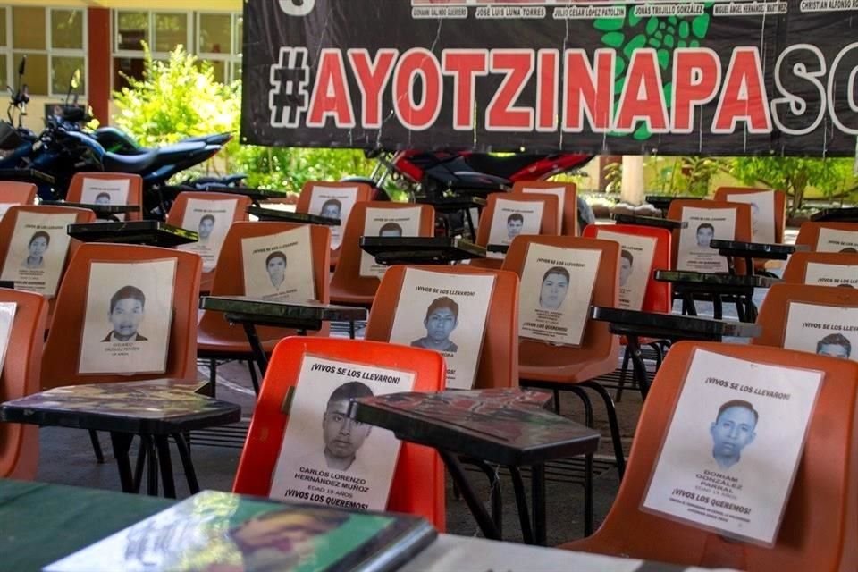 Las butacas con las fotos de los 43 normalistas desaparecidos de Ayotzinapa siguen intactas desde su desaparición.