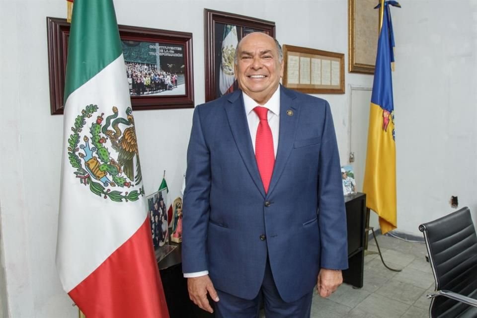 Tres aspirantes ya cantados consumaron hoy su inscripción en la búsqueda de ser candidatos de la 4T al Gobierno de Jalisco: Carlos Lomelí, Clara Cárdenas y Antonio Pérez Garibay.