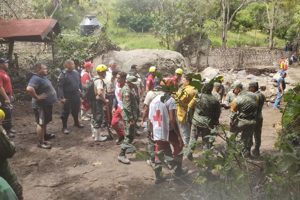 Bomberos estatales y municipales realizan la búsqueda de desaparecidos que pudieron haber sido arrastrados por la corriente en Autlán.