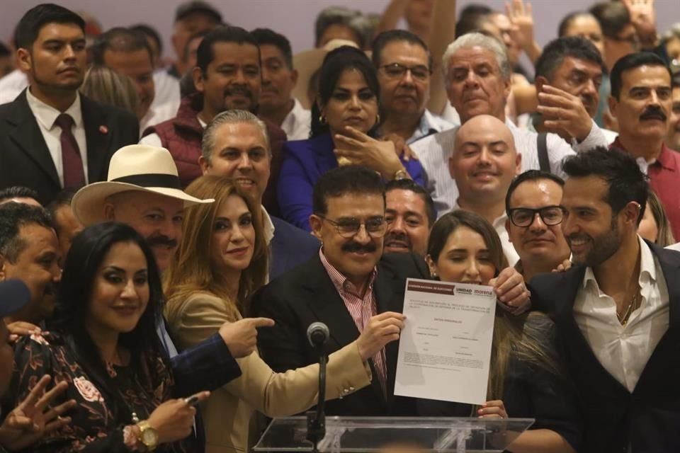 Carlos Lomelí (foto), Clara Cárdenas y Antonio Pérez Garibay se inscribieron hoy para ser candidatos de Morena al Gobierno de Jalisco.