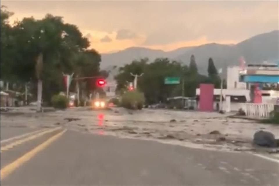 El Gobernador Enrique Alfaro anunció que Jalisco tiene fondos para atender a los afectados ´por el desbordamiento de un arroyo en Autlán.