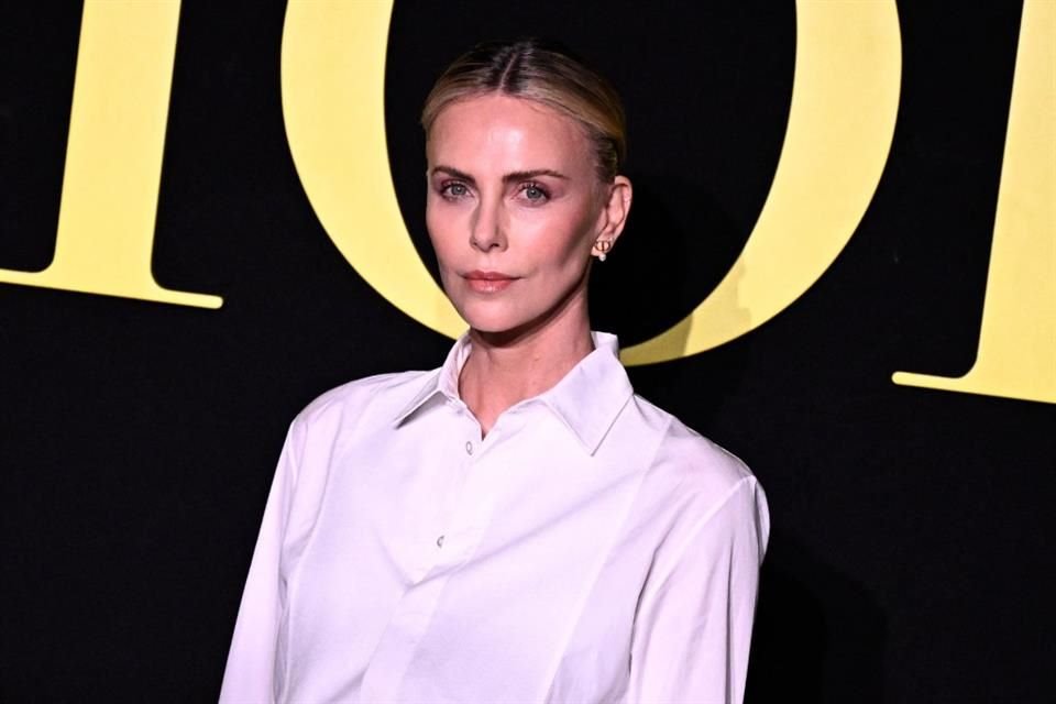 Dior sorprendió en la Semana de la Moda de París con un desfile feminista donde acudieron estrellas como Charlize Theron y Robert Pattinson.