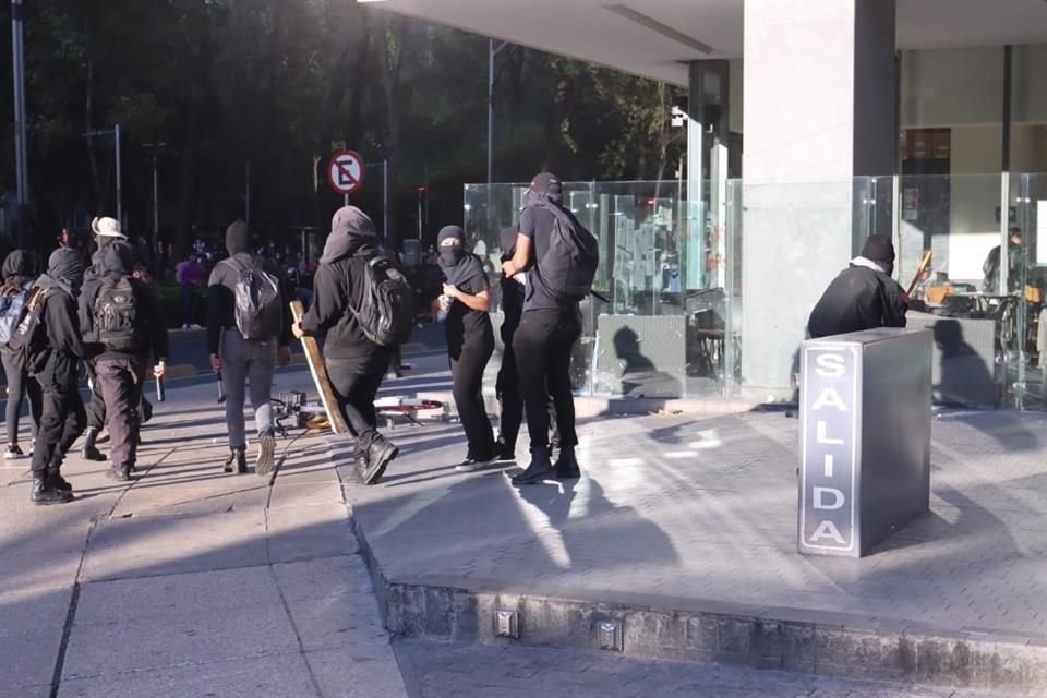 Manifestantes encapuchados vandalizaron comercios en la zona de Paseo de la Reforma.