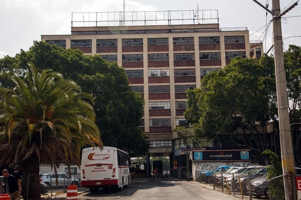 Actualmente el segundo y tercer piso del edificio están ocupados por empresas del transporte.